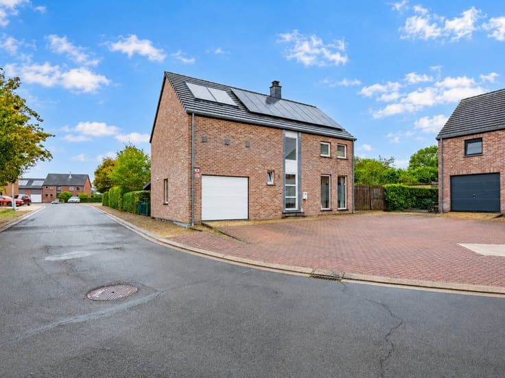 AYE – Charming four-façade house with garden and garage