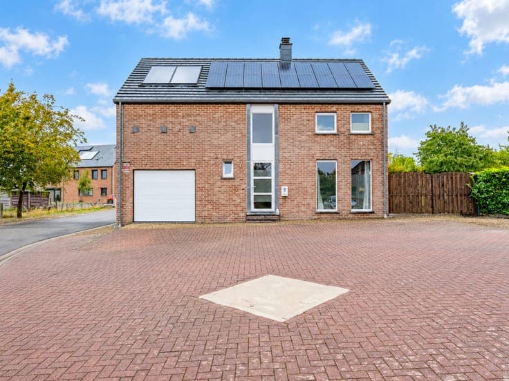 AYE – Charming four-façade house with garden and garage