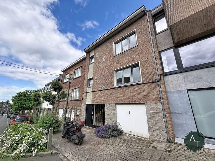 Saint-Job / Modernist 3-bed house +/- 204m² with garage and