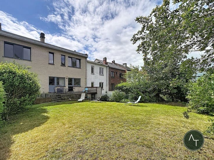 Saint-Job / Modernist 3-bed house +/- 204m² with garage and