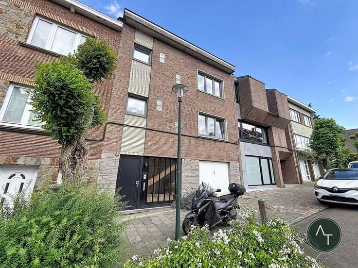 Saint-Job / Modernist 3-bed house +/- 204m² with garage and