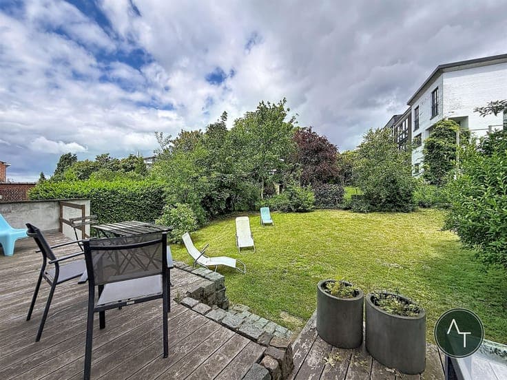 Saint-Job / Modernist 3-bed house +/- 204m² with garage and