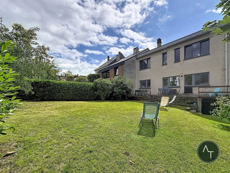 Saint-Job / Modernist 3-bed house +/- 204m² with garage and