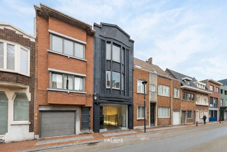 UNIQUE COMMERCIAL PROPERTY WITH RETAIL SPACE, STYLISH RESIDE