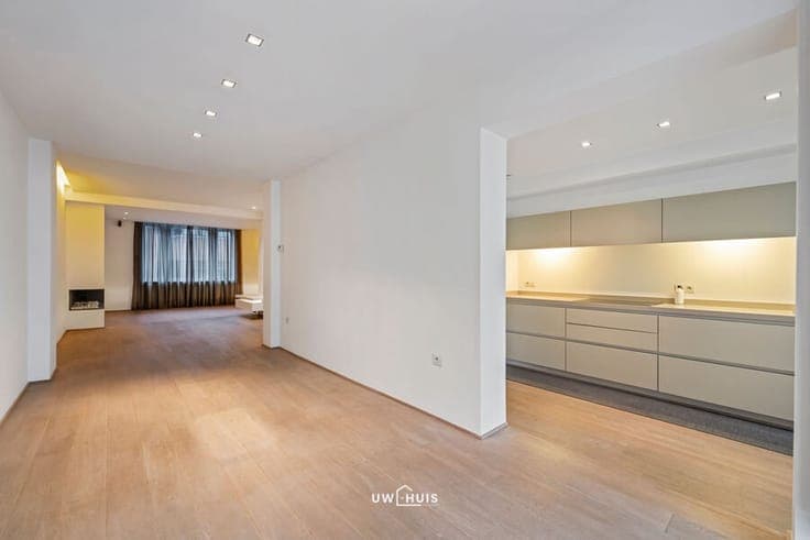 UNIQUE COMMERCIAL PROPERTY WITH RETAIL SPACE, STYLISH RESIDE