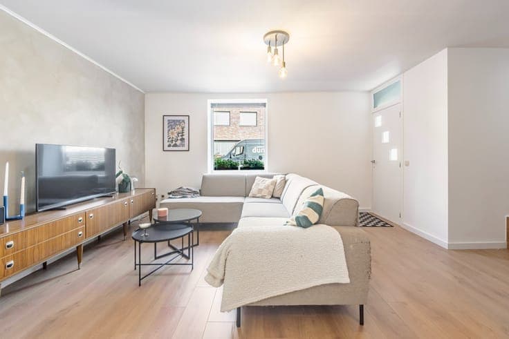 Gezellige en instapklare woning met zonnige tuin en garag...