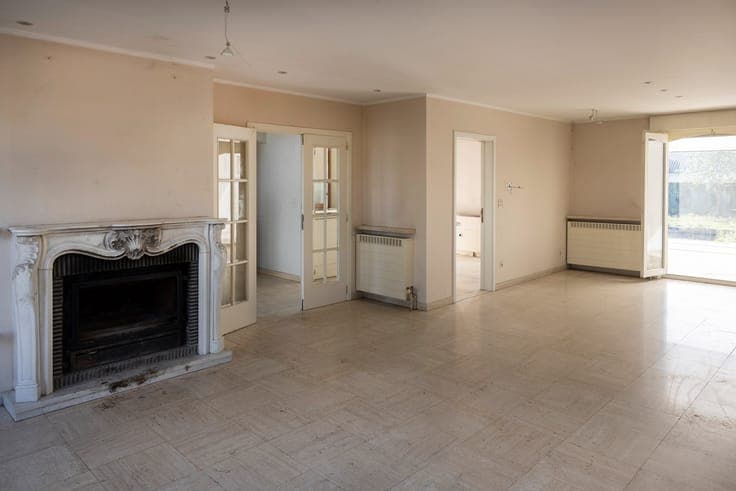 Te renoveren villa op perceel van 2.433 m².