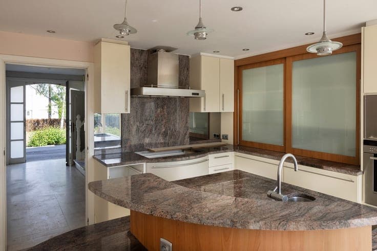 Te renoveren villa op perceel van 2.433 m².