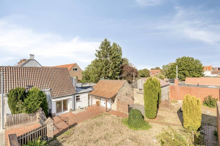 Semi-detached house/land (537m²) with potential in the heart