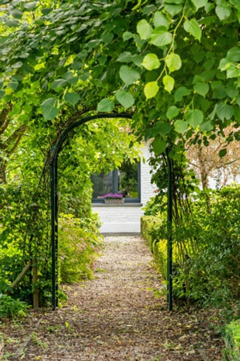 Character house with garden, pond and privacy