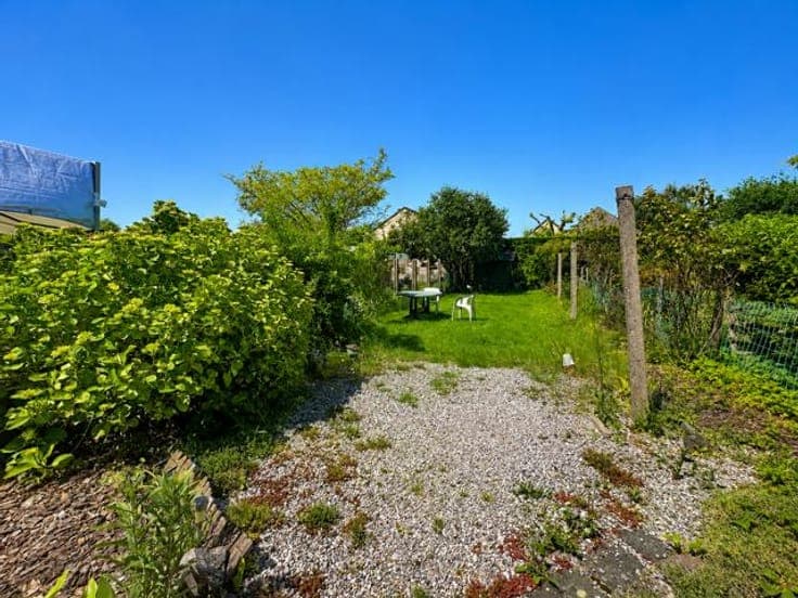 HOUSE WITH A LOVELY GARDEN