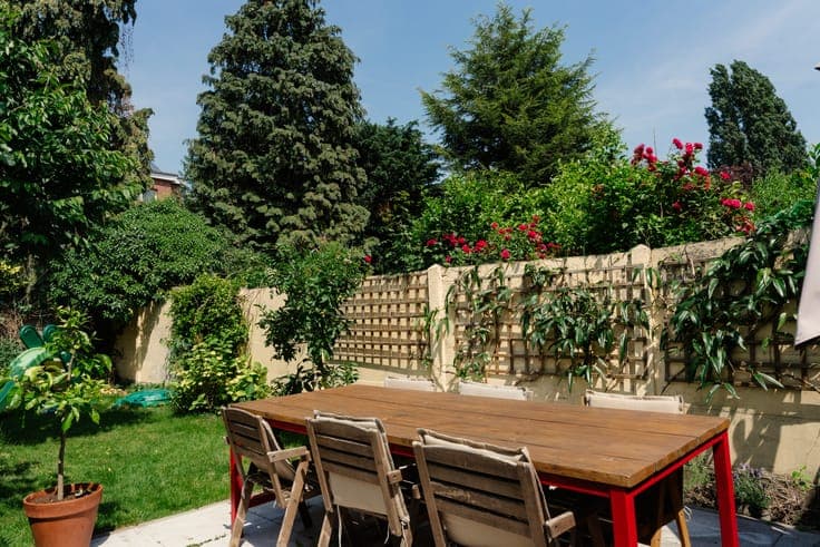Ready-to-move-in family home with garden