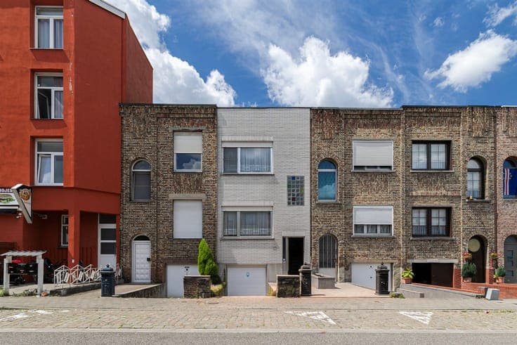 Te moderniseren woning (155 m²) met 2 a 3 slaapkamers, garag
