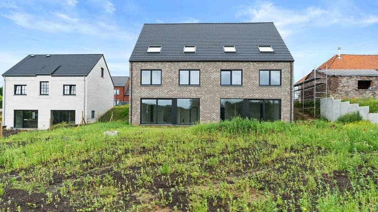 Binkom - spacious modern house with 5 bedrooms and garden (2