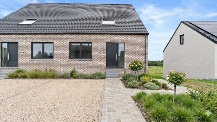 Binkom - spacious modern house with 5 bedrooms and garden (2