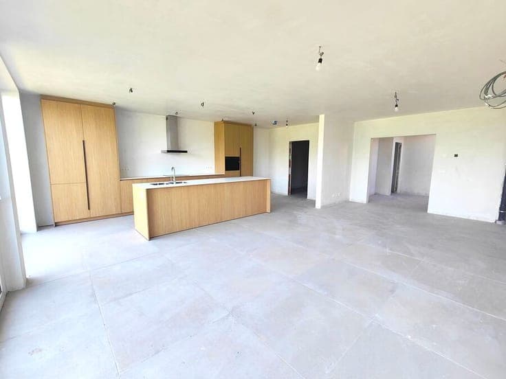 Binkom - spacious modern house with 5 bedrooms and garden (2