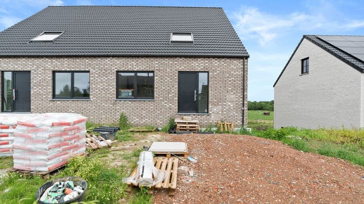 Binkom - spacious modern house with 5 bedrooms and garden (2