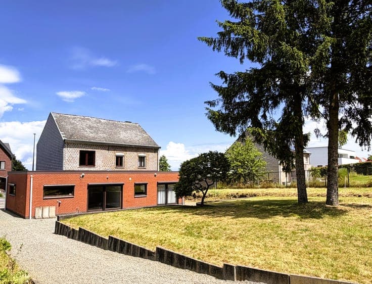 Detached house with commercial space