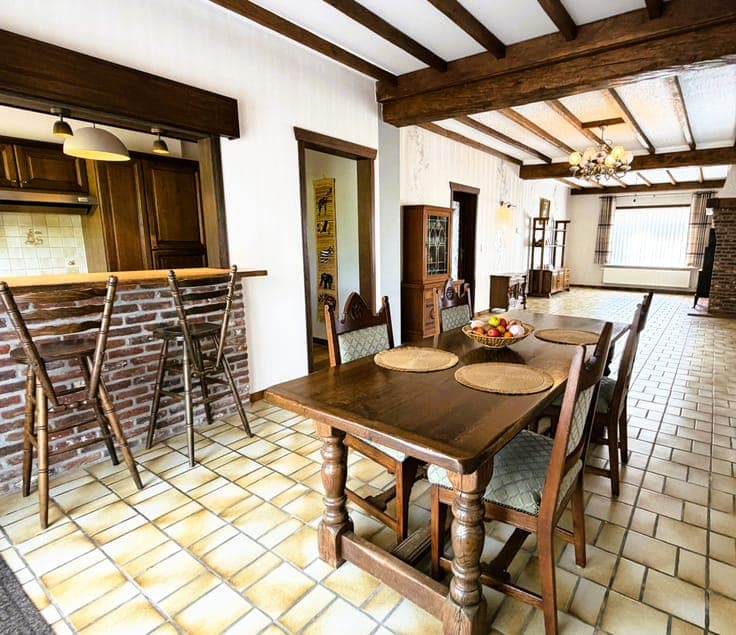 Detached house with commercial space