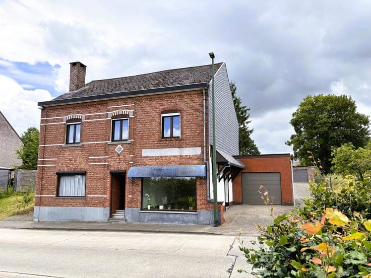 Detached house with commercial space