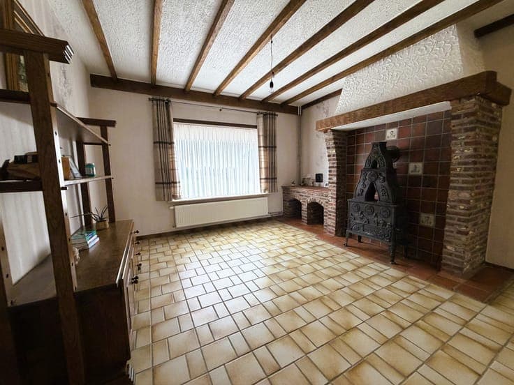 Detached house with commercial space
