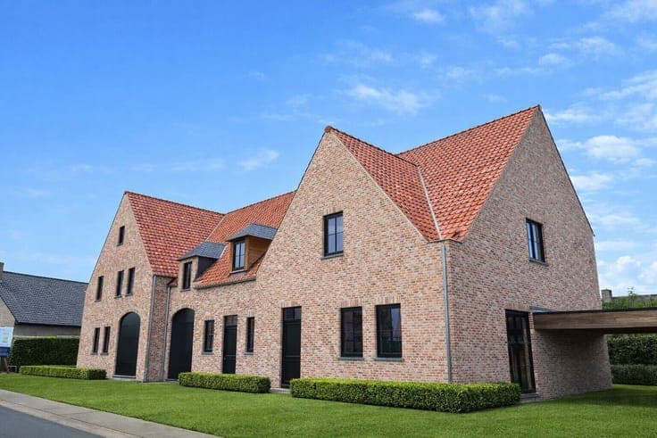 Spacious house with 3 bedrooms and versatile attic