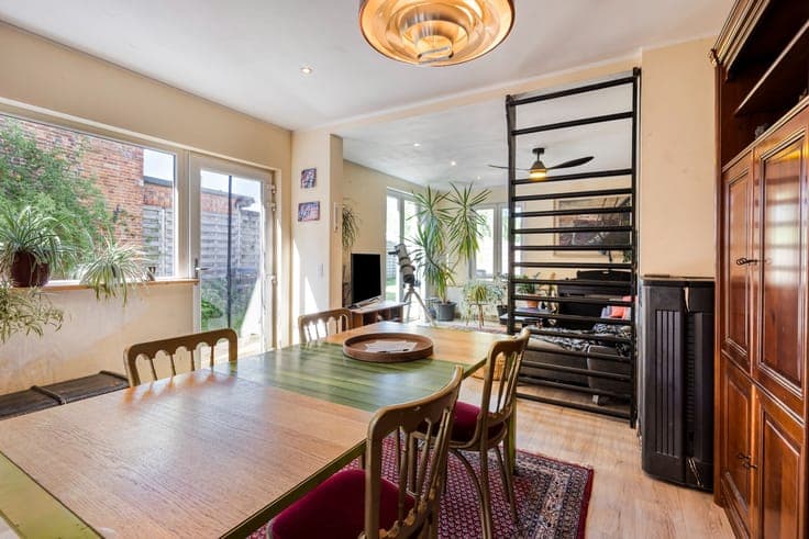 Charmante half open bebouwing met zuid-west tuin