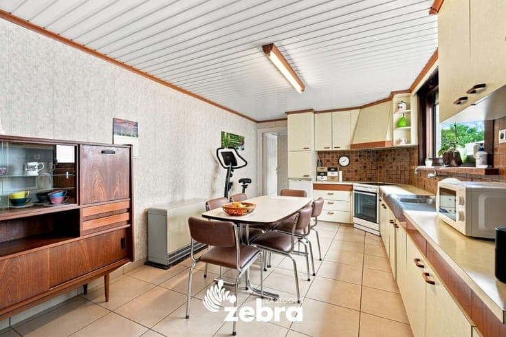 Te renoveren woning met 3 slaapkamers, ruime zolder en tu...