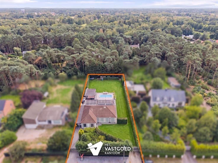 GELIJKVLOERSE VILLA MET ZWEMBAD, POOLHOUSE EN ENERGIEZUINIG