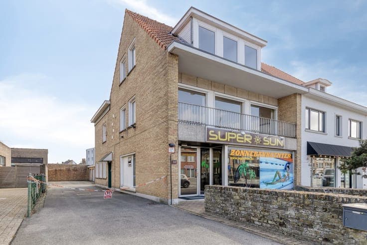 Handelspand met ruime duplexwoning en 3 garages te Brugge