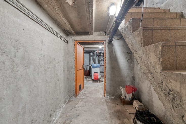 Handelspand met ruime duplexwoning en 3 garages te Brugge