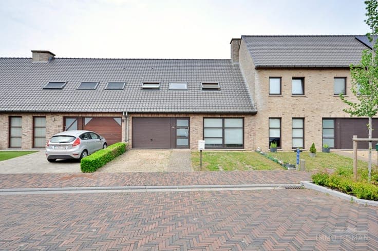 Instapklare woning met garage en uitweg te Kluisbergen!