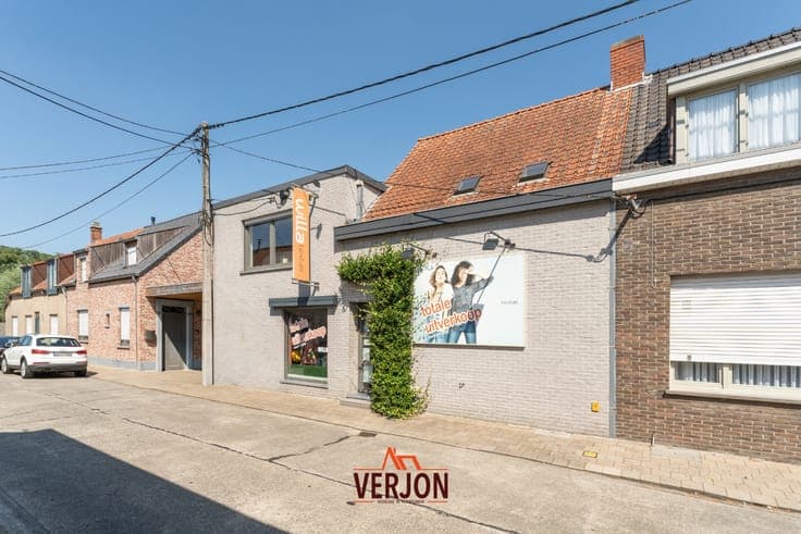 Unieke handelswoning met uitstekend draaiende winkel in c...