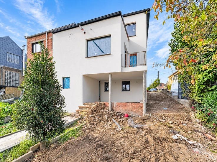 2-bedroom fully renovated house with garage and garden