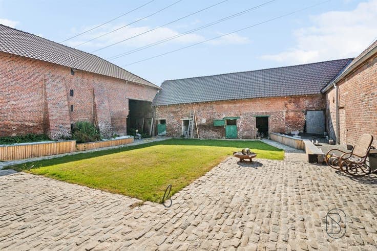 Beautiful square farmhouse in the heart of Saint-Léger