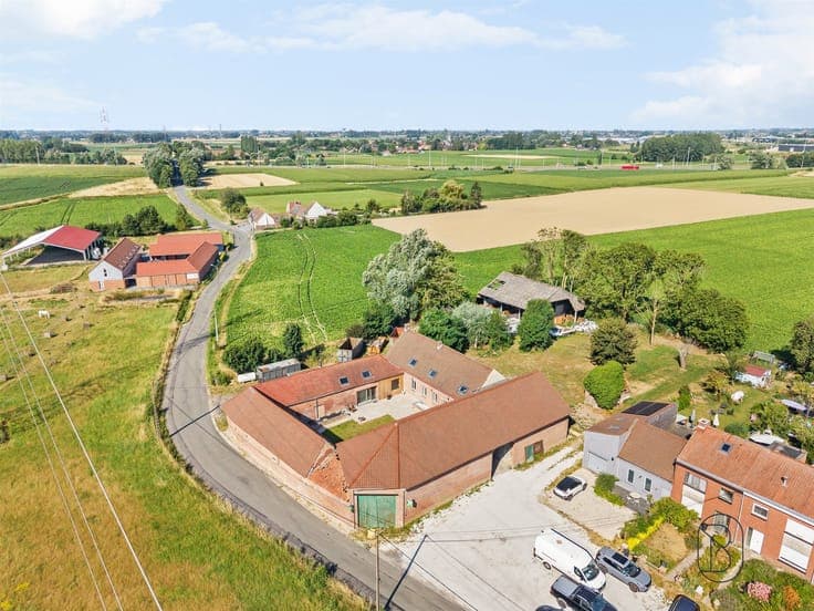Beautiful square farmhouse in the heart of Saint-Léger