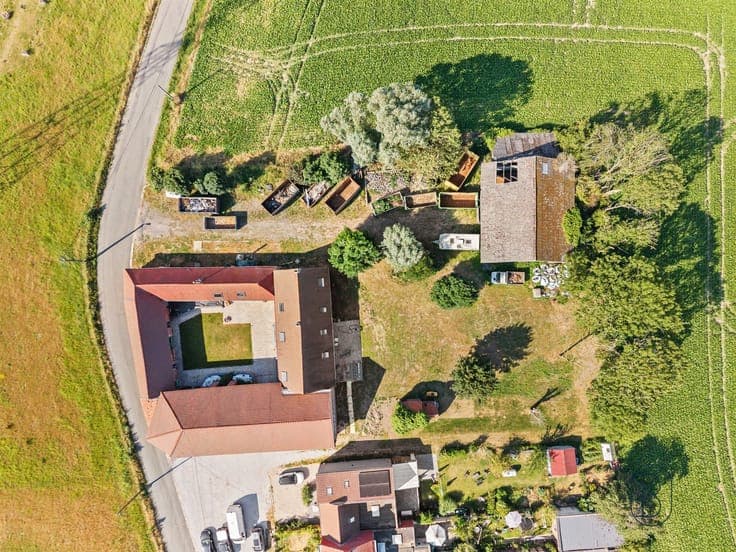 Beautiful square farmhouse in the heart of Saint-Léger