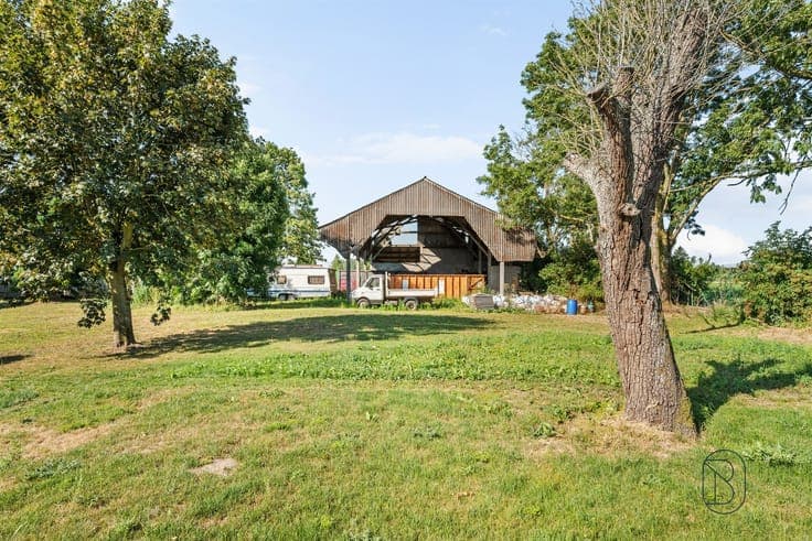 Beautiful square farmhouse in the heart of Saint-Léger