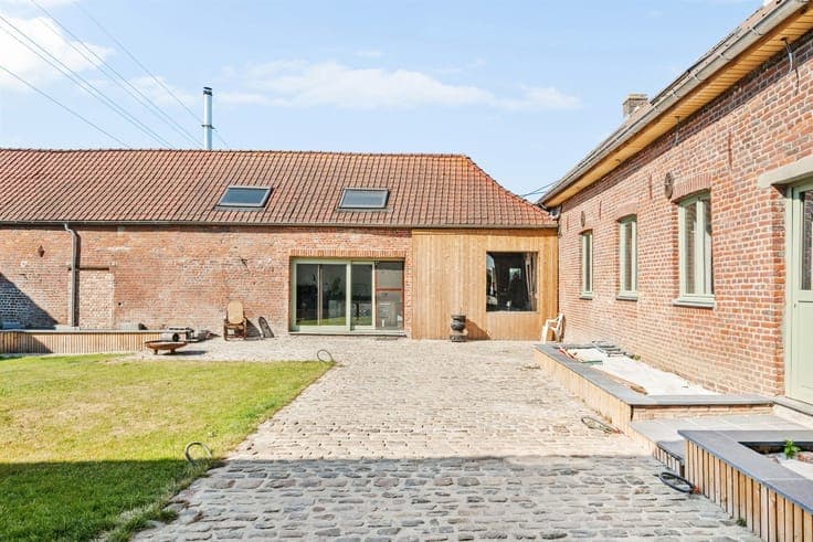 Beautiful square farmhouse in the heart of Saint-Léger