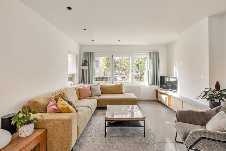 Move-in ready semi-detached house with 4 bedrooms, garden an