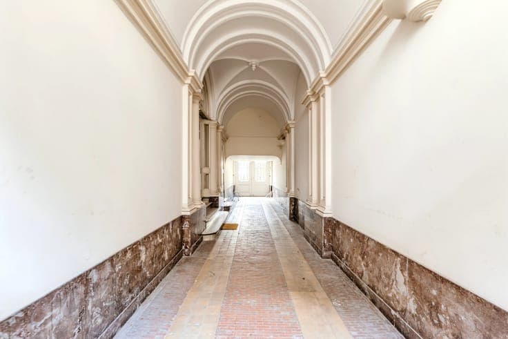 Magnificent Manor House – Office allocation