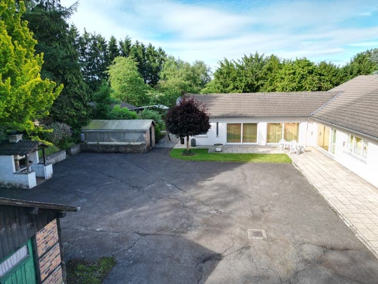 Single-storey property on 1.5 hectares in a residential area