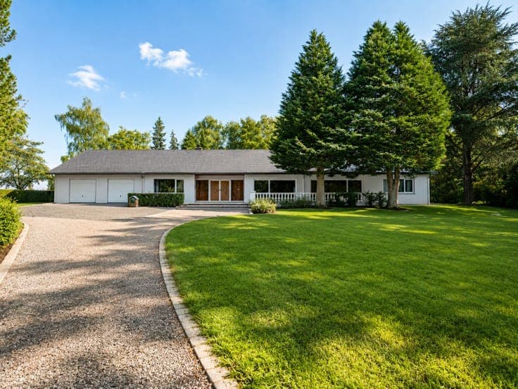Single-storey property on 1.5 hectares in a residential area