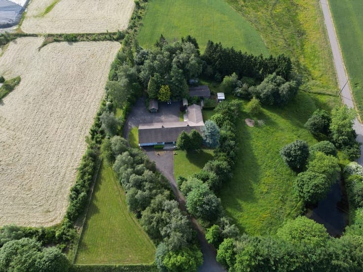 Single-storey property on 1.5 hectares in a residential area