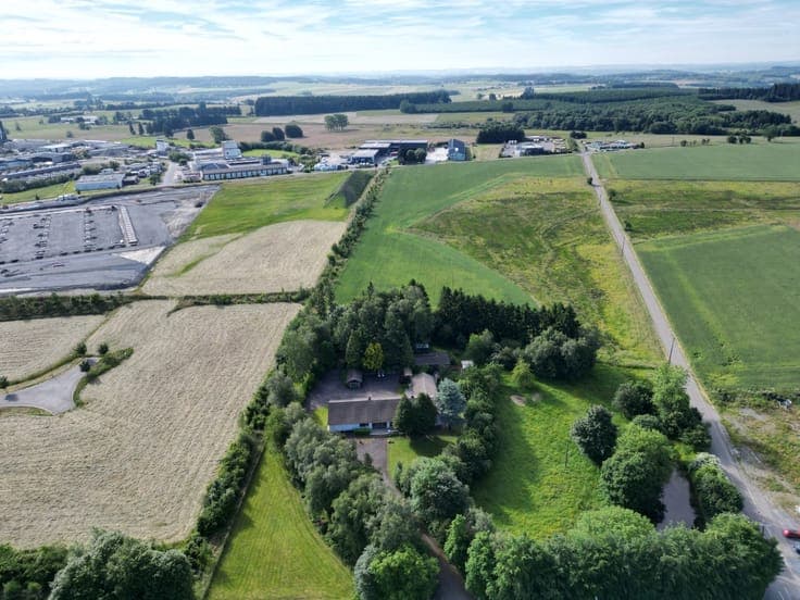 Single-storey property on 1.5 hectares in a residential area