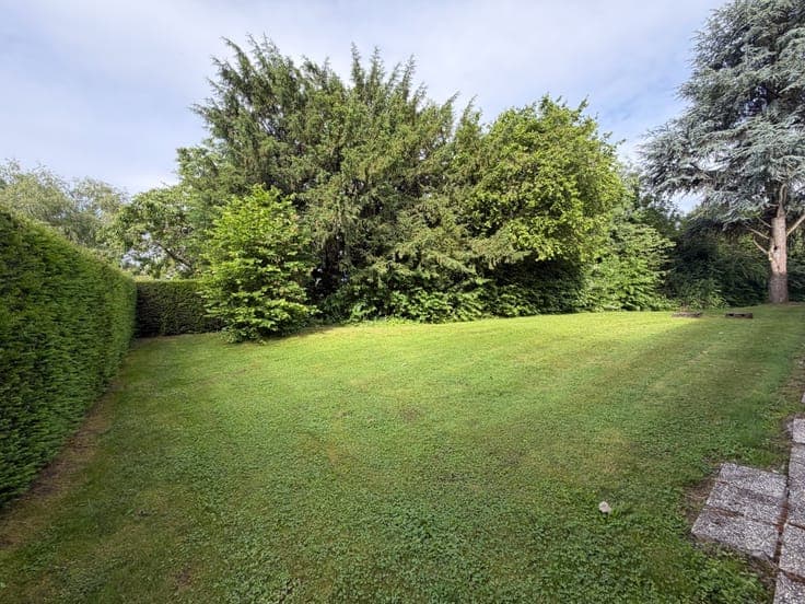 Single-storey property on 1.5 hectares in a residential area