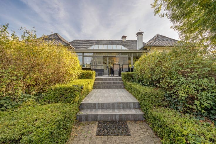 Villa in green oasis of luxury and comfort.