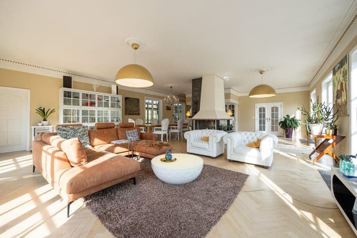 Villa in green oasis of luxury and comfort.