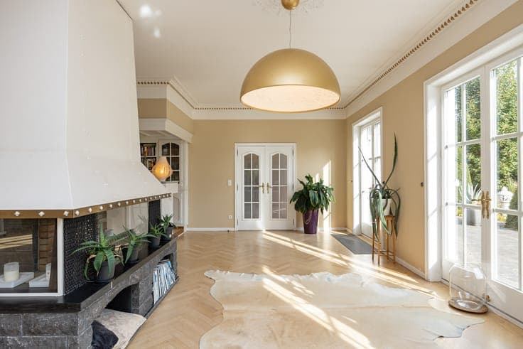 Villa in green oasis of luxury and comfort.