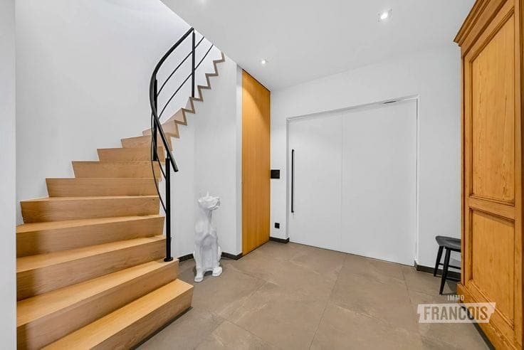 Luxuriously finished detached house with 5 bedrooms on a 1,…